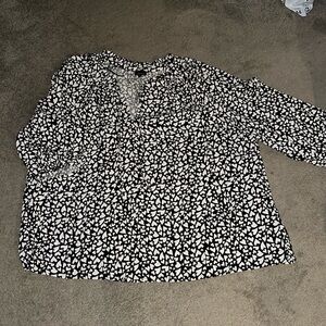 HEARTS ❤️❤️Black and White Heart Plus Women's Blouse